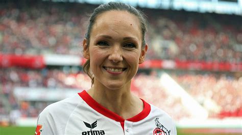 Carolin Kebekus Lost Zweite Pokalrunde Aus Dfb Deutscher Fußball
