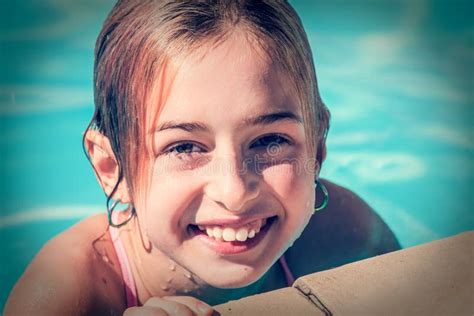 Meisje Dat Wegkijkt Terwijl Ze In Zwembad Zwemt Blije Kindertijd