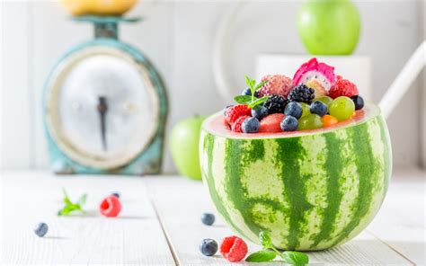 Przepis na sałatkę owocową w arbuzie | Naczynia Olkusz - Blog i Poradnik