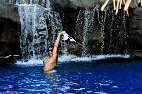 Rihanna Skinny Dipping Singer Bares All In Hawaii Photos Huffpost