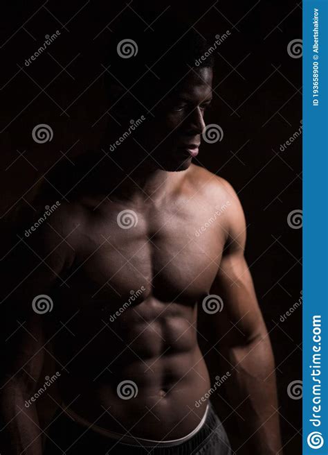 Bel Homme Africain De Bodybuilder Avec Le Torse Nu Musculaire Concept