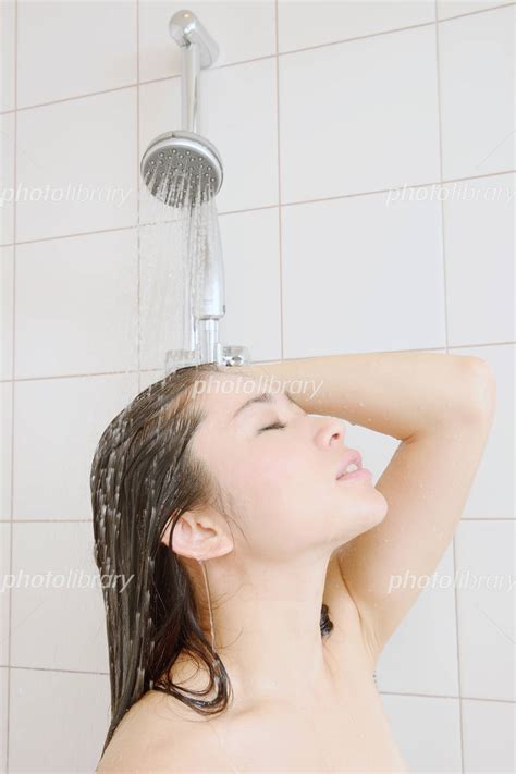 シャワーを浴びる若い女性 写真素材 2936869 フォトライブラリー Photolibrary