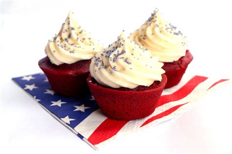 Not only do the colors provide a feast of contrast for the eyes, the creamy richness of the icing perfectly complements the deep flavor of the cake. Red Velvet Cupcakes with Cream Cheese Icing - Erren's Kitchen