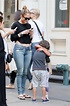 Fofura! Jennifer Lopez "baba" nos filhos em passeio por Nova York ...