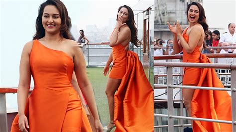 Sonakshi Sinha Hot Ramp Walk Lakme Fashion Week 2017 Opening Cermony Youtube