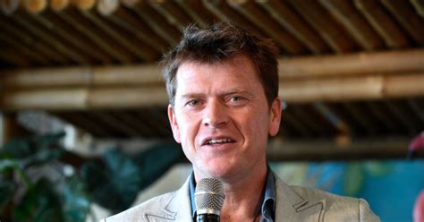 Hij kampte al langere tijd met gezondheidsproblemen.gratama werd hij in 1967 ontdekt door wim sonneveld, die hem aanspoorde tot het maken van een landelijke tournee. Beau van Erven Dorens nieuwe presentator 5 Jaar Later ...