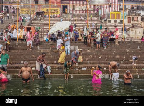 Männer Und Frauen Baden Im Ganges Während Hinduistische Puja Varanasi Indien Puja Ist