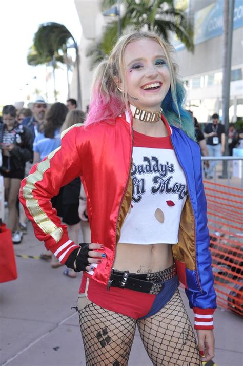 Harley Quinn Steals Cosplayers Hearts At Comic Con 2016