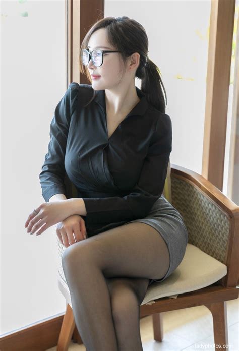 Photo Model Zhou Yanxis Secretarys Uniform And Beautiful Legs Show