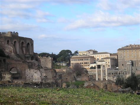 Στο βίντεο που δημοσίευσε το global news 24hs, φαίνονται οι οπαδοί του τραμπ και αστυνομικοί μέσα στο καπιτώλιο και κάποια στιγμή ακούγεται ένας πυροβολισμός. Travel Wanderings: H Αιώνια Πόλη:η Ρώμη το χειμώνα.