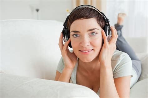 Premium Photo Short Haired Brunette Listening To Music