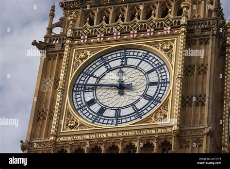 London Uk 03rd Oct 2022 A Clock Face On The Queen Elizabeth Ii