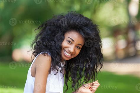 Retrato Ao Ar Livre De Uma Adolescente Negra Povo Africano 959331 Foto De Stock No Vecteezy