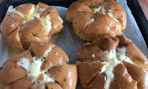 Mix the garlic with the butter, then dot over the dough. Resepi Korean Garlic Cheese Bread Ini Hanya Guna Roti Burger!