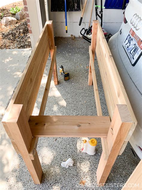 For instructions on how to make this planter, check out this diy instructional video by fix this build that. DIY_Planter_Box_Plans-12 - Sawdust Sisters