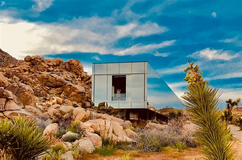Invisible House Reflects The Californian Desert From Its Mirror Clad