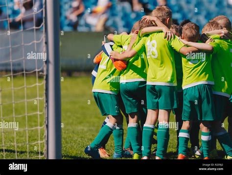 Team Talk Huddle Group Pep Football Hi Res Stock Photography And Images