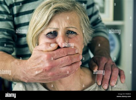Retrato de una mujer víctima de la violencia doméstica El hombre