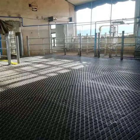 Rubber trailer flooring provides good traction and footing for animals. Trailer Rubber Floor / Rubber Flooring New Enclosed ...