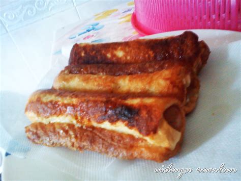 Roti yang dilenyek tadi, letak sekeping cheese di atasnya baru diletakkan sebatang sosej.gulung rapat dan tekan sedikit supaya tidak. Koleksi Sajian Resepi♥♥: ROTI GULUNG SOSEJ