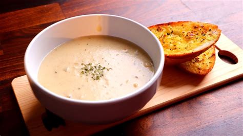 Saucepan, heat 2 tablespoons of olive oil; Mushroom soup | Extra garlic bread - YouTube
