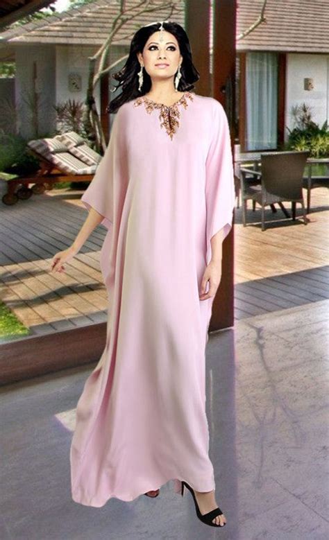 Caftan moderne luxe maghribi 2016 9aftan, 9aftan 2016, 9aftan maghribi, 9aftan maghribi 2016 اخر ماكاين ف قفطان جوهرة بالراندة 2021 خصيصا لكي سيدتي/caftan jawhara 2021 قناة مصمم. Robe caftan brodé main Belles dames nouvelle broderie de ...