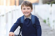 Louis di Cambridge compie tre anni: camicia e maglioncino blu per il primo giorno all'asilo