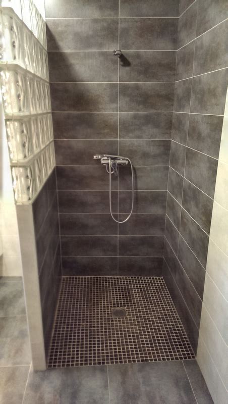 Por eso, hacerse con productos como el de la imagen es. Reforma , Baño moderno con Plato de ducha de obra - Plabex