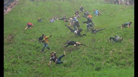 Britain Sets New Record For Cheese Rolling Contest Al Bawaba