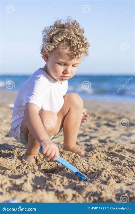Bambino Che Gioca Con La Sabbia Immagine Stock Immagine Di Pala Ritratto