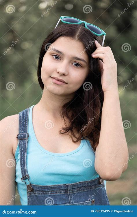 Portret Van Mooi Meisje 15 Jaar Stock Afbeelding Image Of Weide