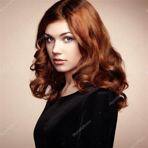 Fashion Portrait Of Elegant Woman With Magnificent Hair — Stock Photo