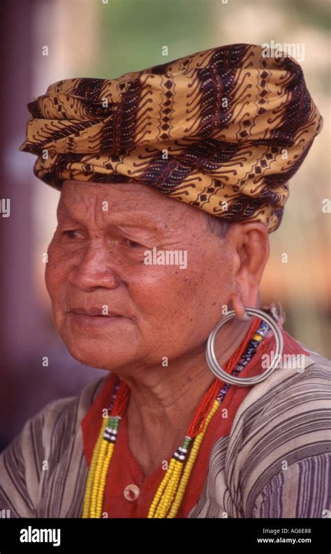 Indonesia Kalimantan Borneo A Benuag Dayak Man Stock Photo Alamy