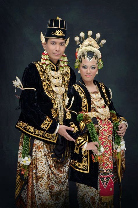 Baju Pengantin Adat Jawa Warna Gold