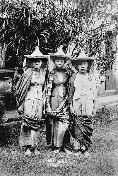 Three Moro Women In Jolo Sulu During The 1900s Philippine Archives Philipines Philippines