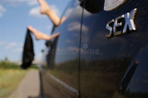 Pernas Longas De Uma Fêmea No Volante De Um Carro Imagem de Stock Imagem de adulto carro