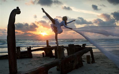 Обои балерина танцует закат море на рабочий стол