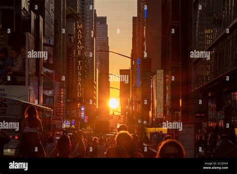Full Sun Manhattanhenge Appear In Midtown Times Square Stock Photo Alamy