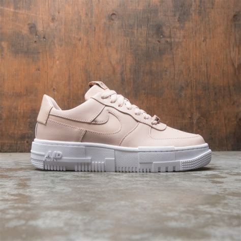 Wmns air force 1 pixel silhouette leather upper perforated toe box padded collar af1 logo patch on tongue and rear swoosh on side panels tonal stitching flat cotton laces nike air sole unit rubber outsole style: nike women air force 1 pixel particle beige particle beige ...