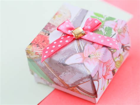 | march 15, 2019, at 5:01 p.m. How to Make a Gift Box out of a Greeting Card (with Pictures)