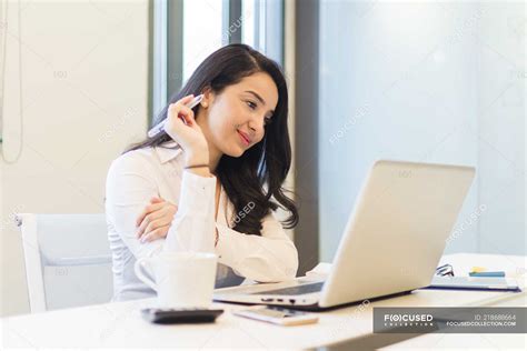 Young Woman Working In Modern Office — Girl Brainstorm Stock Photo
