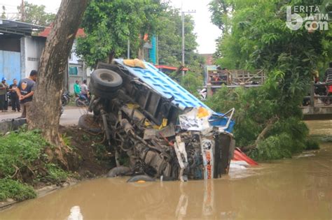 hindari motor jatuh dump truk muat bahan bangunan tercebur sungai