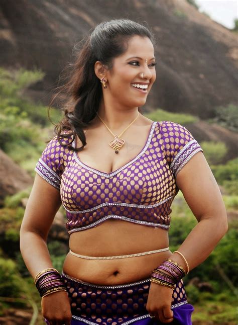 Tamil Actress Gayathri Hot Navel Cleavage Stills From Nathikal Nanaivathillai Movie Total