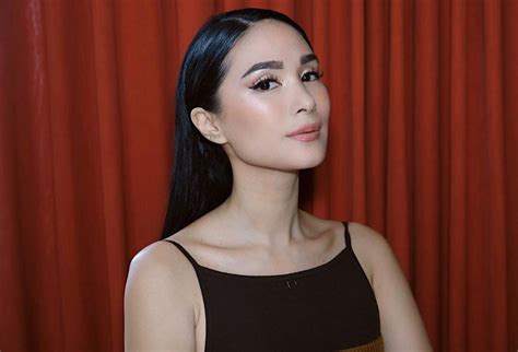 The 7 Beauty Trends Heart Evangelista Is Always Wearing