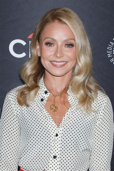 kelly ripa started therapy after bumping into a friend and ‘sobbing ‘i had trouble embracing