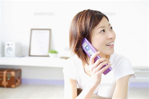 携帯電話で話している女性[11004085221]の写真素材・イラスト素材｜アマナイメージズ