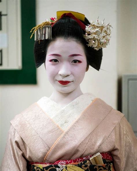 japanese hairstyle hair ornaments flower making geisha performance art kyoto elaborate