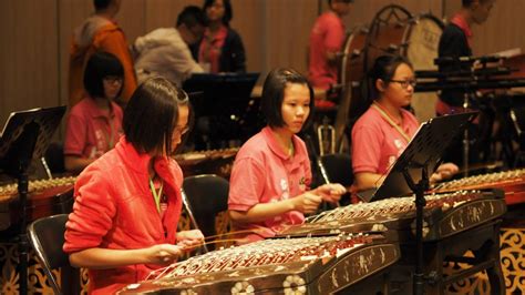 Guzheng mempunyai bentuk seperti kotak yang cembung dan terbuat dari kayu sebagai kotak suara, diatasnya terbentang 21 senar. ALAT MUZIK TRADISIONAL CINA: Alat Muzik Bertali