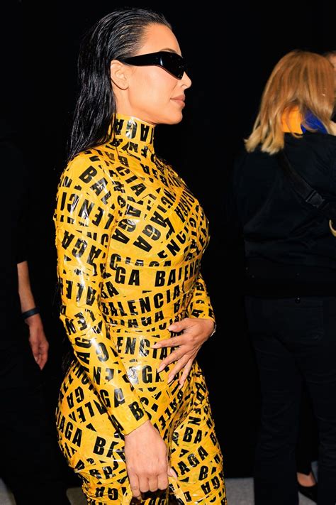 Kim Kardashian Lilit Tubuh Pakai Lakban Kuning Balenciaga