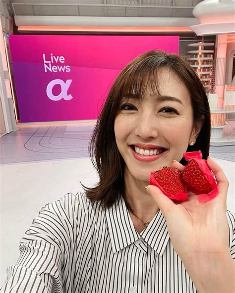 小澤陽子さんのインスタグラム写真 小澤陽子instagram「𝚊𝚝 𝚠𝚘𝚛𝚔☻ 今日も風が冷たくて 今週はずっと分厚いダウンが手放せません🧣 ️ 『live News α』今夜も是非